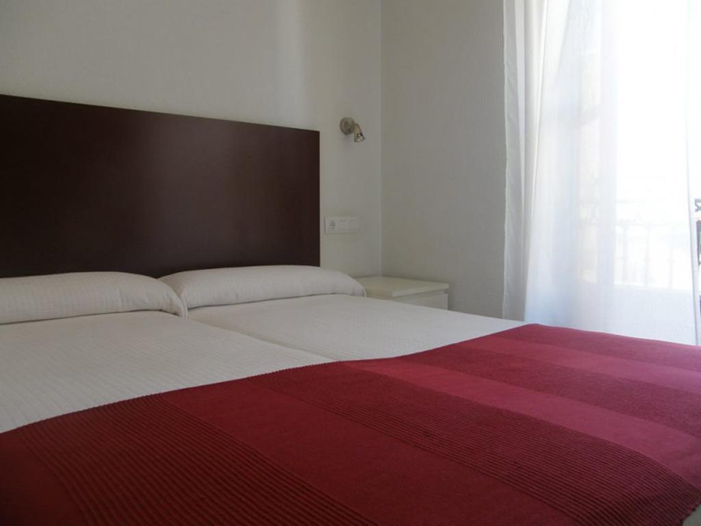 Hostal Santa Isabel Madrid Room photo